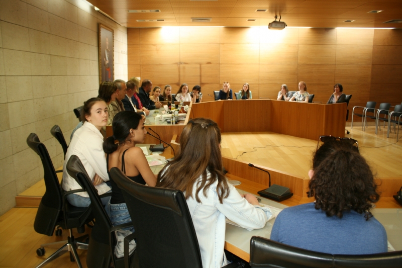 Vídeo. Autoridades municipales realizan una recepción institucional a la delegación inglesa que participa en un intercambio con estudiantes del IES 