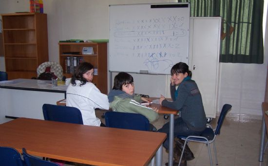 70 ALUMNOS DE PRIMARIA Y SECUNDARIA RECIBEN APOYO ESCOLAR A TRAVÉS DEL PROYECTO SOCIOEDUCATIVO Y DE AYUDA AL ESTUDIO PUESTO EN MARCHA POR EL SERVICIO MUNICIPAL DE PREVENCIÓN Y CONTROL DEL ABSENTISMO ESCOLAR