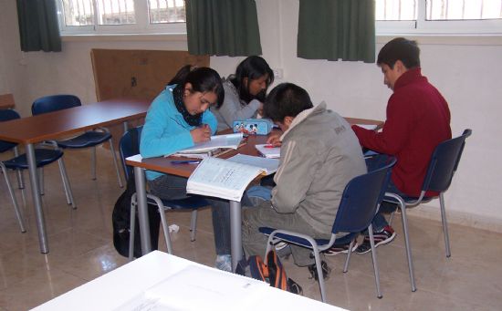 70 ALUMNOS DE PRIMARIA Y SECUNDARIA RECIBEN APOYO ESCOLAR A TRAVÉS DEL PROYECTO SOCIOEDUCATIVO Y DE AYUDA AL ESTUDIO PUESTO EN MARCHA POR EL SERVICIO MUNICIPAL DE PREVENCIÓN Y CONTROL DEL ABSENTISMO ESCOLAR