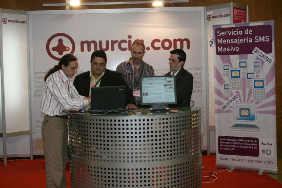 EL CONCEJAL DE NUEVAS TECNOLOGÍAS VISITA EN EL FORO ANUAL DE LA SOCIEDAD DE LA INFORMACIÓN EN MURCIA EL EXPOSITOR DE UNA EMPRESA DE LA LOCALIDAD