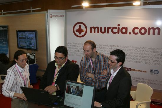 EL CONCEJAL DE NUEVAS TECNOLOGÍAS VISITA EN EL FORO ANUAL DE LA SOCIEDAD DE LA INFORMACIÓN EN MURCIA EL EXPOSITOR DE UNA EMPRESA DE LA LOCALIDAD