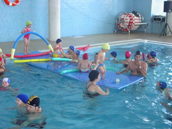 LA CONCEJALA DE DEPORTES CLAUSUR LOS CURSOS DE NATACIN INFANTILES DE LA PISCINA MUNICIPAL CUBIERTA DE TOTANA