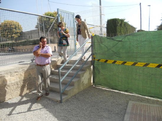 LA ALCALDESA VISITA EL CEIP "COMARCAL-DEITANIA" CON EL FIN DE CONOCER EL ESTADO DE LAS OBRAS DE LAS CUATRO NUEVAS AULAS QUE SE CONSTRUIRÁN DURANTE ESTE VERANO CON EL FIN DE QUE ESTÉN FINALIZADAS PARA PRINCIPIOS DEL CURSO ESCOLAR 2012/13