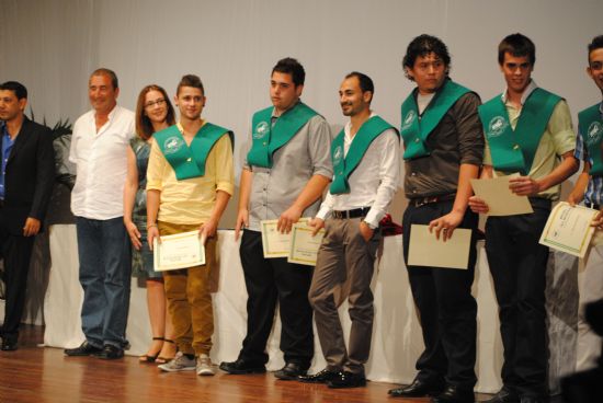 AUTORIDADES MUNICIPALES PARTICIPAN EN LA GRADUACIÓN DE LOS ALUMNOS DE LOS CICLOS FORMATIVOS Y DE BACHILLERATO DEL IES "PRADO MAYOR" QUE SE CELEBRÓ EN EL CENTRO SOCIOCULTURAL "LA CÁRCEL"