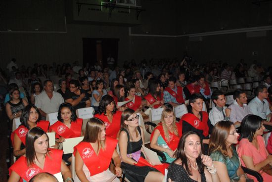 AUTORIDADES MUNICIPALES PARTICIPAN EN LA GRADUACIÓN DE LOS ALUMNOS DE LOS CICLOS FORMATIVOS Y DE BACHILLERATO DEL IES "PRADO MAYOR" QUE SE CELEBRÓ EN EL CENTRO SOCIOCULTURAL "LA CÁRCEL"