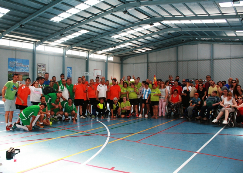 VDEO. Usuarios de tres centros con discapacidad intelectual de la Regin celebran una jornada deportiva de convivencia en Totana disputando competiciones y concursos