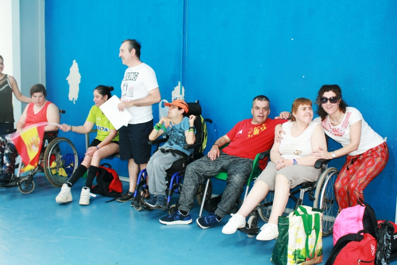 VDEO. Usuarios de tres centros con discapacidad intelectual de la Regin celebran una jornada deportiva de convivencia en Totana disputando competiciones y concursos