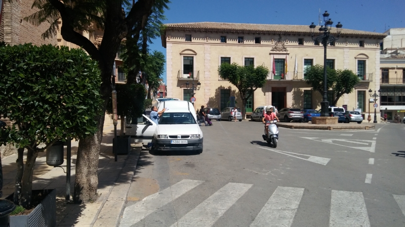 Se recuerda a los conductores que est prohibido estacionar frente a las fachadas del Ayuntamiento y la iglesia de Santiago