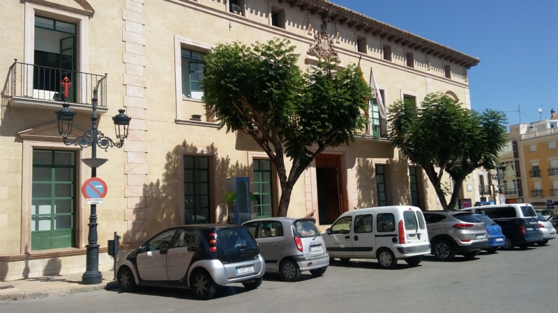 Se recuerda a los conductores que est prohibido estacionar frente a las fachadas del Ayuntamiento y la iglesia de Santiago