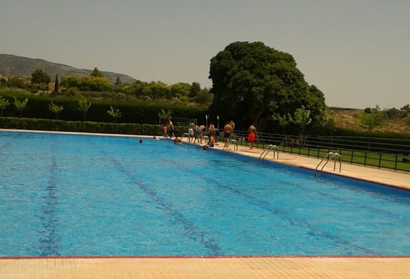 Vdeo. Comienza de forma oficial la temporada estival del servicio de piscinas municipales con la apertura hoy de las del Polideportivo Municipal 