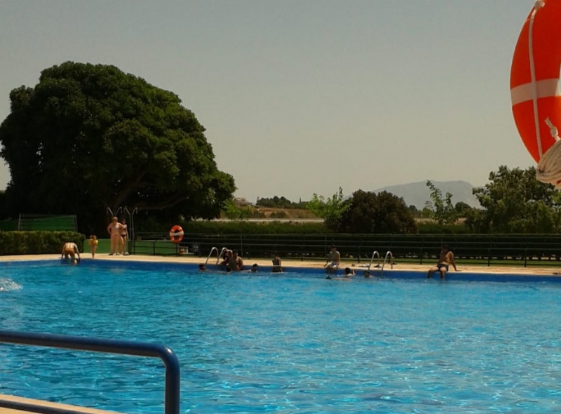 Vídeo. Comienza de forma oficial la temporada estival del servicio de piscinas municipales con la apertura hoy de las del Polideportivo Municipal 