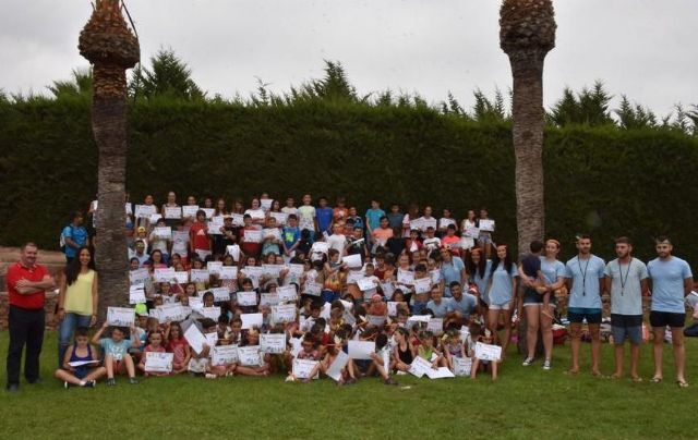 Se clausura la primera quincena de la Escuela de Verano en el Polideportivo Municipal "6 de Diciembre" y en El Paretón, con la participación total de 240 niños y niñas
