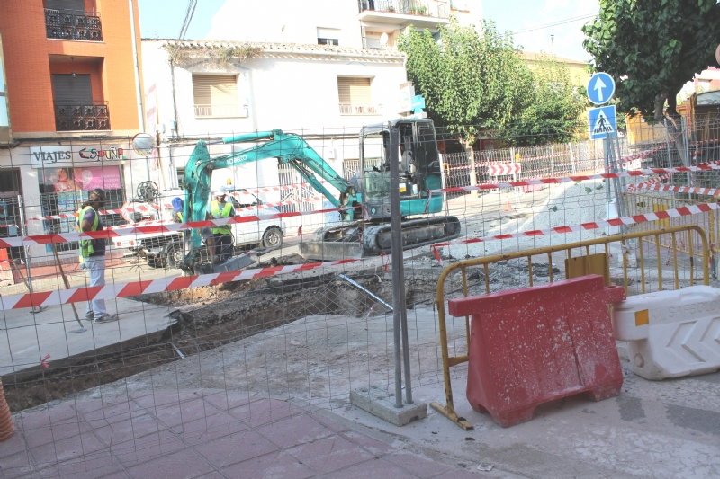Prosiguen las obras de arreglo de un tramo de la red de alcantarillado en la calle General Aznar, que se prolongarn hasta finales de septiembre 