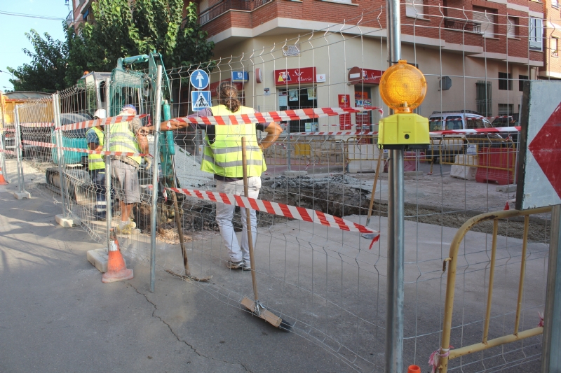 Prosiguen las obras de arreglo de un tramo de la red de alcantarillado en la calle General Aznar, que se prolongarn hasta finales de septiembre 