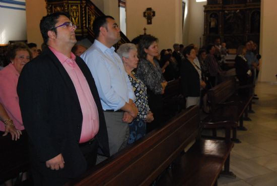 AUTORIDADES LOCALES ASISTEN A LA EUCARISTÍA Y AL HOMENAJE REALIZADO EN MEMORIA DE LOS FALLECIDOS DE LA ASOCIACIÓN DE FAMILIARES Y ENFERMOS DE ALZHEIMER "LA CARRASCA DE LA SANTA"