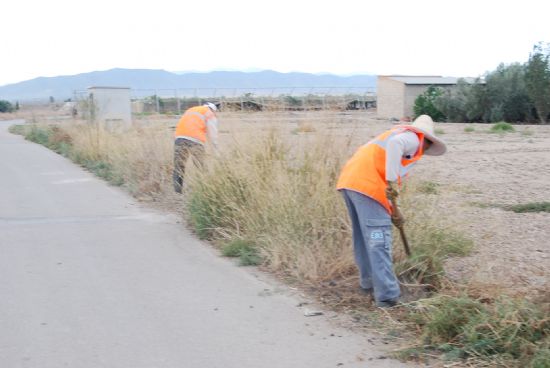 OPERARIOS CONTRATADOS EN EL PROGRAMA DE LOS CONSEJOS COMARCALES REALIZAN TRABAJOS DE LIMPIEZA Y ACONDICIONAMIENTO EN LA RED CAMINOS RURALES DEL MUNICIPIO DE TOTANA