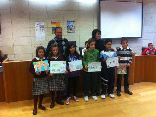 LA ALCALDESA DE TOTANA Y EL CONCEJAL DE JUVENTUD HACEN ENTREGA DE LOS PREMIOS DEL CONCURSO DE DIBUJO "LOS DERECHOS DEL NIÑ@ 2011"