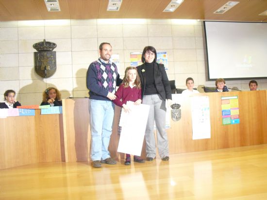 LA ALCALDESA DE TOTANA Y EL CONCEJAL DE JUVENTUD HACEN ENTREGA DE LOS PREMIOS DEL CONCURSO DE DIBUJO "LOS DERECHOS DEL NIÑ@ 2011"