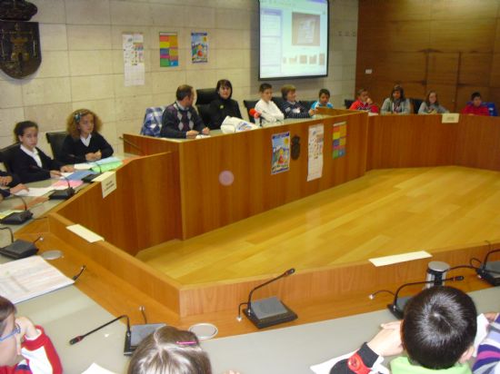 ALUMNOS DE VARIOS CENTROS EDUCATIVOS DE TOTANA ALZAN SU VOZ Y PROCLAMAN SUS DERECHOS EN EL SALÓN DE PLENOS DEL AYUNTAMIENTO CON MOTIVO DE LA CELEBRACIÓN DEL "DÍA INTERNACIONAL DE LOS DERECHOS DEL NIÑO"