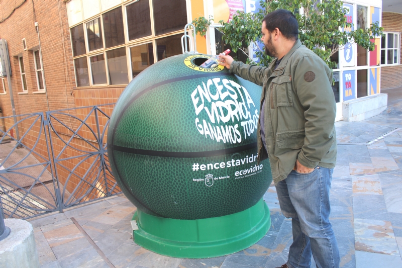 Se colocan, desde hoy y hasta este domingo, 5 igls con forma de pelota de baloncesto en diferentes puntos del casco urbano para participar en el reto de la campaa de fomento del reciclaje de vidrio