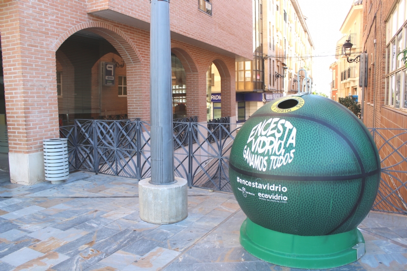 Se colocan, desde hoy y hasta este domingo, 5 igls con forma de pelota de baloncesto en diferentes puntos del casco urbano para participar en el reto de la campaa de fomento del reciclaje de vidrio