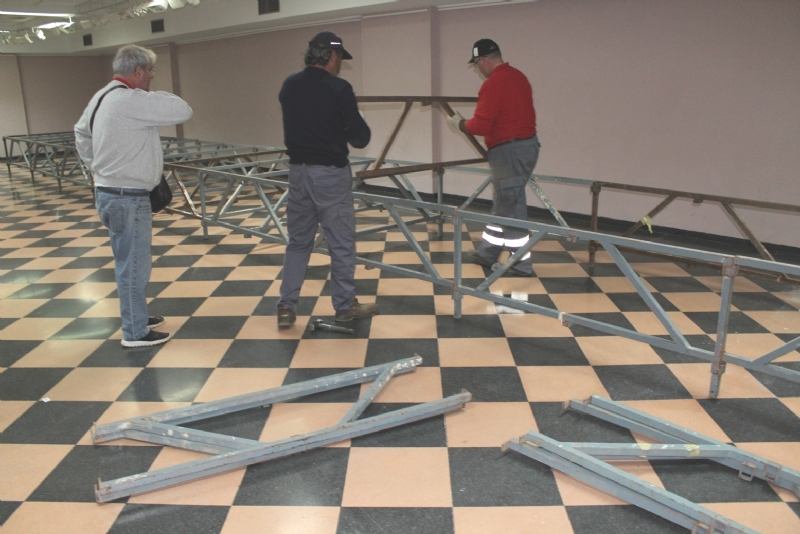 Comienzan los trabajos de montaje del Beln Municipal en la sala de exposiciones Gregorio Cebrin, que confeccionar la Asociacin Agrupacin Amigos del Beln Venta Los Pinos