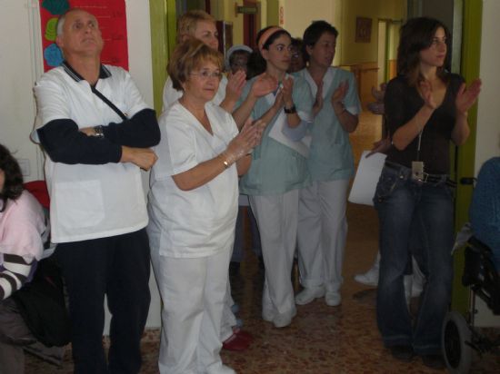 AUTORIDADES LOCALES Y ALUMNOS DEL C.P. REINA SOFA VISITAN A LOS MAYORES DE LA RESIDENCIA LA PURSIMA PARA FELICITARLES LA NAVIDAD CON VILLANCICOS Y LLEVARLES EL AGUINALDO