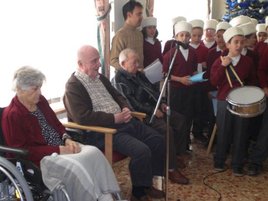 AUTORIDADES LOCALES Y ALUMNOS DEL C.P. REINA SOFA VISITAN A LOS MAYORES DE LA RESIDENCIA LA PURSIMA PARA FELICITARLES LA NAVIDAD CON VILLANCICOS Y LLEVARLES EL AGUINALDO