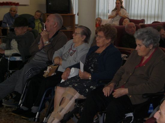 AUTORIDADES LOCALES Y ALUMNOS DEL C.P. REINA SOFA VISITAN A LOS MAYORES DE LA RESIDENCIA LA PURSIMA PARA FELICITARLES LA NAVIDAD CON VILLANCICOS Y LLEVARLES EL AGUINALDO