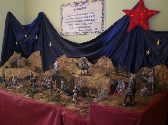 AUTORIDADES LOCALES Y ALUMNOS DEL C.P. REINA SOFA VISITAN A LOS MAYORES DE LA RESIDENCIA LA PURSIMA PARA FELICITARLES LA NAVIDAD CON VILLANCICOS Y LLEVARLES EL AGUINALDO