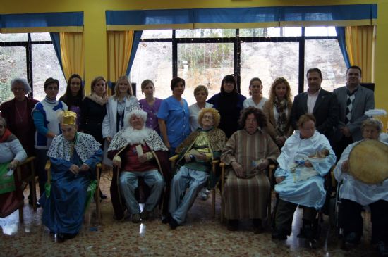 AUTORIDADES MUNICIPALES VISITAN A LAS PERSONAS MAYORES DE LA RESIDENCIA LA PURSIMA, Y LAS QUE SE ENCUENTRAN EN EL HOSPITAL VIRGEN DEL ALCAZAR Y EN LA RESIDENCIA DE LORCA PARA FELICITARLES LA NAVIDAD