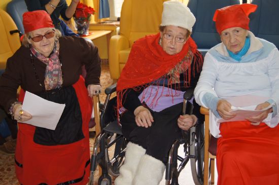 AUTORIDADES MUNICIPALES VISITAN A LAS PERSONAS MAYORES DE LA RESIDENCIA LA PURSIMA, Y LAS QUE SE ENCUENTRAN EN EL HOSPITAL VIRGEN DEL ALCAZAR Y EN LA RESIDENCIA DE LORCA PARA FELICITARLES LA NAVIDAD