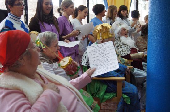 AUTORIDADES MUNICIPALES VISITAN A LAS PERSONAS MAYORES DE LA RESIDENCIA LA PURSIMA, Y LAS QUE SE ENCUENTRAN EN EL HOSPITAL VIRGEN DEL ALCAZAR Y EN LA RESIDENCIA DE LORCA PARA FELICITARLES LA NAVIDAD