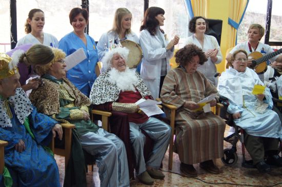 AUTORIDADES MUNICIPALES VISITAN A LAS PERSONAS MAYORES DE LA RESIDENCIA LA PURSIMA, Y LAS QUE SE ENCUENTRAN EN EL HOSPITAL VIRGEN DEL ALCAZAR Y EN LA RESIDENCIA DE LORCA PARA FELICITARLES LA NAVIDAD