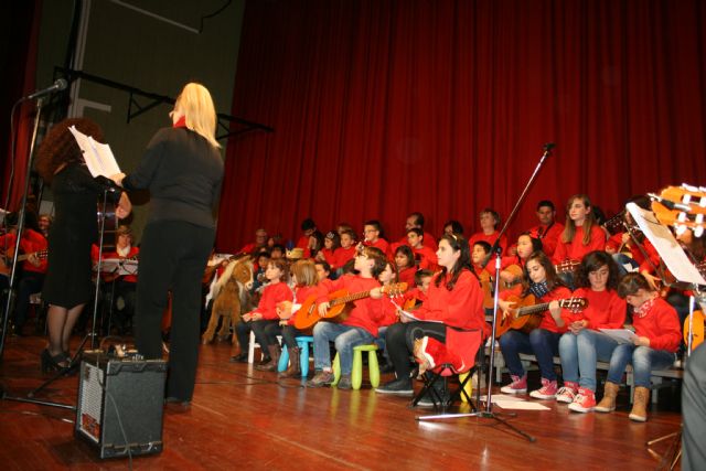 EL GRUPO MUSICAL DE ANA CONTINÚA EL PROGRAMA DE CONCIERTOS DE MÚSICA "NAVIDAD2013" QUE CONGREGA A NUMEROSO PÚBLICO EN EL CENTRO SOCIOCULTURAL "LA CÁRCEL"