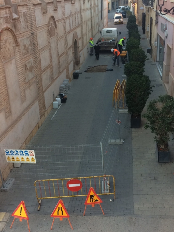 Comienza el arreglo de los desperfectos en las calles adoquinadas Santiago, San Ramn, Macario y Raso de Andreo, que finalizarn antes del 31 de enero