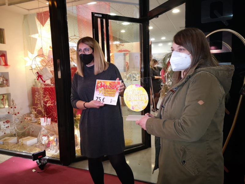     Pastelera El Sereno, Floristera Riquelme y Mundo Piata ganan el VI Concurso de Escaparates de Navidad, que organiza la Concejala de Cultura