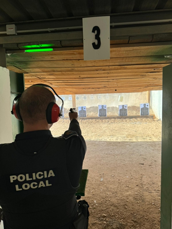 Agentes de la Polica Local realizan ejercicios de tiro e instruccin con el arma de fuego reglamentaria en el transcurso de dos jornadas formativas
