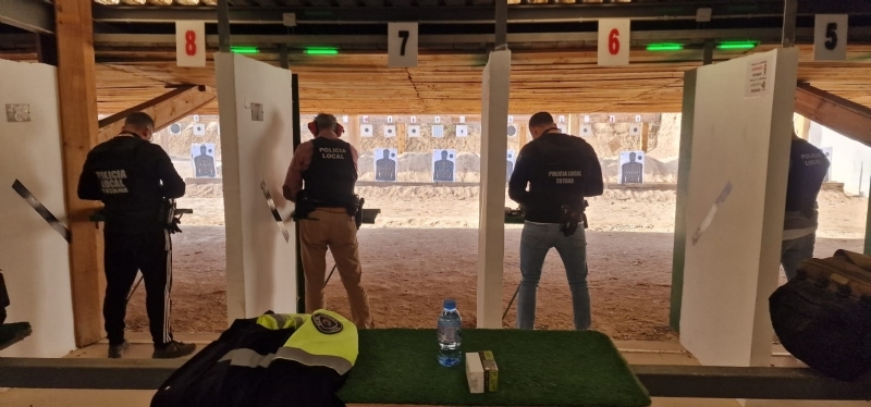 Agentes de la Polica Local realizan ejercicios de tiro e instruccin con el arma de fuego reglamentaria en el transcurso de dos jornadas formativas