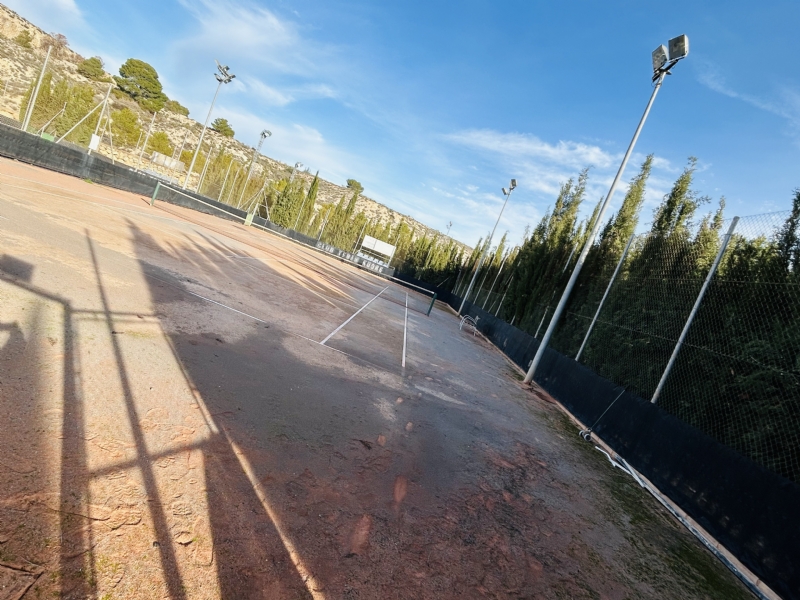 Esta semana finalizan las obras de reposición de suministro del cableado de las cuatro pistas de tenis de la Ciudad Deportiva 