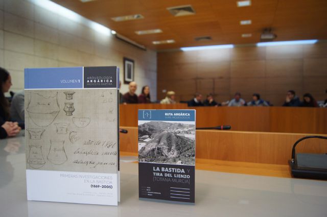 Se presentan dos publicaciones para promover el conocimiento de los yacimientos arqueológicos y un nuevo portal en Internet para divulgar el patrimonio arqueológico de Totana