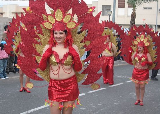 MILES DE PERSONAS SE ECHAN A LAS CALLES DE TOTANA PARA DISFRUTAR DE LOS DESFILES DE CARNAVAL INFANTIL Y DE ADULTOS