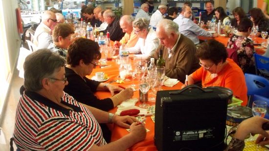 LOS SOCIOS DE LA TERCERA EDAD DEL PARETÓN-CANTAREROS DISFRUTARON DE UNA COMIDA DE CONVIVENCIA ENMARCADA EN LAS ACTIVIDADES DE PRIMAVERA 