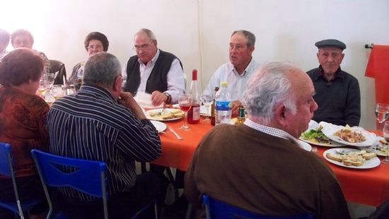 LOS SOCIOS DE LA TERCERA EDAD DEL PARETÓN-CANTAREROS DISFRUTARON DE UNA COMIDA DE CONVIVENCIA ENMARCADA EN LAS ACTIVIDADES DE PRIMAVERA 