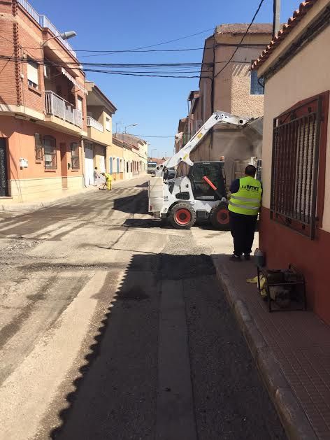 La Concejala de Infraestructuras parchea varias calles del barrio de la Rambla de Los Arcos que presentaban un gran deterioro
