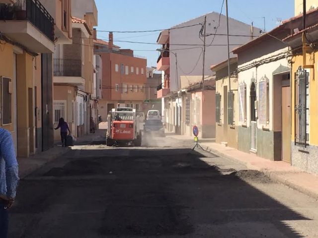 La Concejala de Infraestructuras parchea varias calles del barrio de la Rambla de Los Arcos que presentaban un gran deterioro
