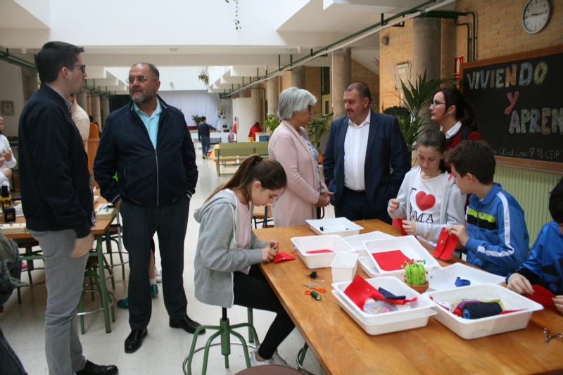 Vídeo. Autoridades visitan los talleres organizados por el CEIP "Tierno Galván" en el marco de su Semana Cultural, con la que se pretende inculcar valores sobre las tareas domésticas cotidianas 