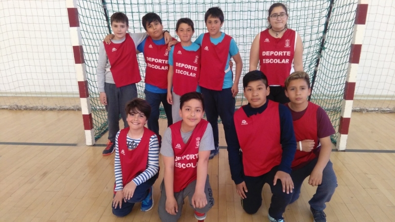 La Concejala de Deportes pone en marcha la Fase Local de Balonmano alevn de Deporte Escolar, con la participacin de 320 participantes de todos los centros de enseanza de la localidad