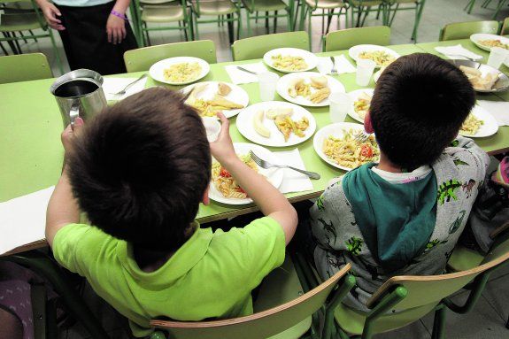 La Consejera de Educacin destina ms de 7,3 millones para becas de comedor y material escolar en la Regin de Murcia
