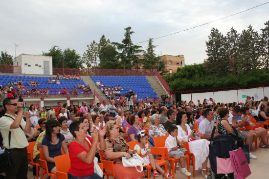 LAS ACTUACIONES PROTAGONIZADAS POR LOS NIÑOS Y NIÑAS DE LA ESCUELA MUNICIPAL INFANTIL "CLARA CAMPOAMOR" EN LA FIESTA DE FIN DE CURSO CONGRERARON A NUMEROSAS PERSONAS EN EL PARQUE MUNICIPAL "MARCOS ORTIZ"